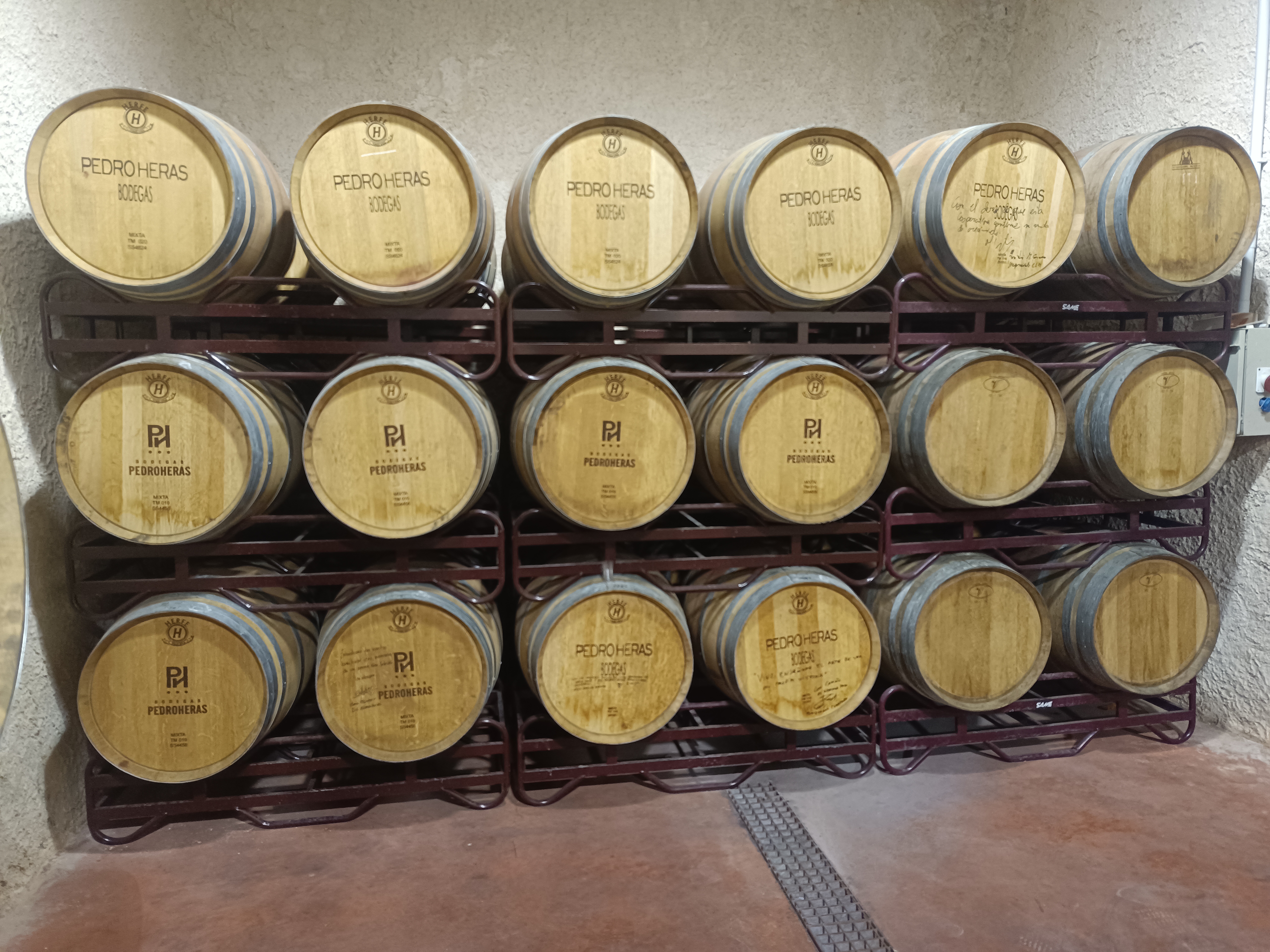 Sala de barricas de Bodegas Pedroheras
