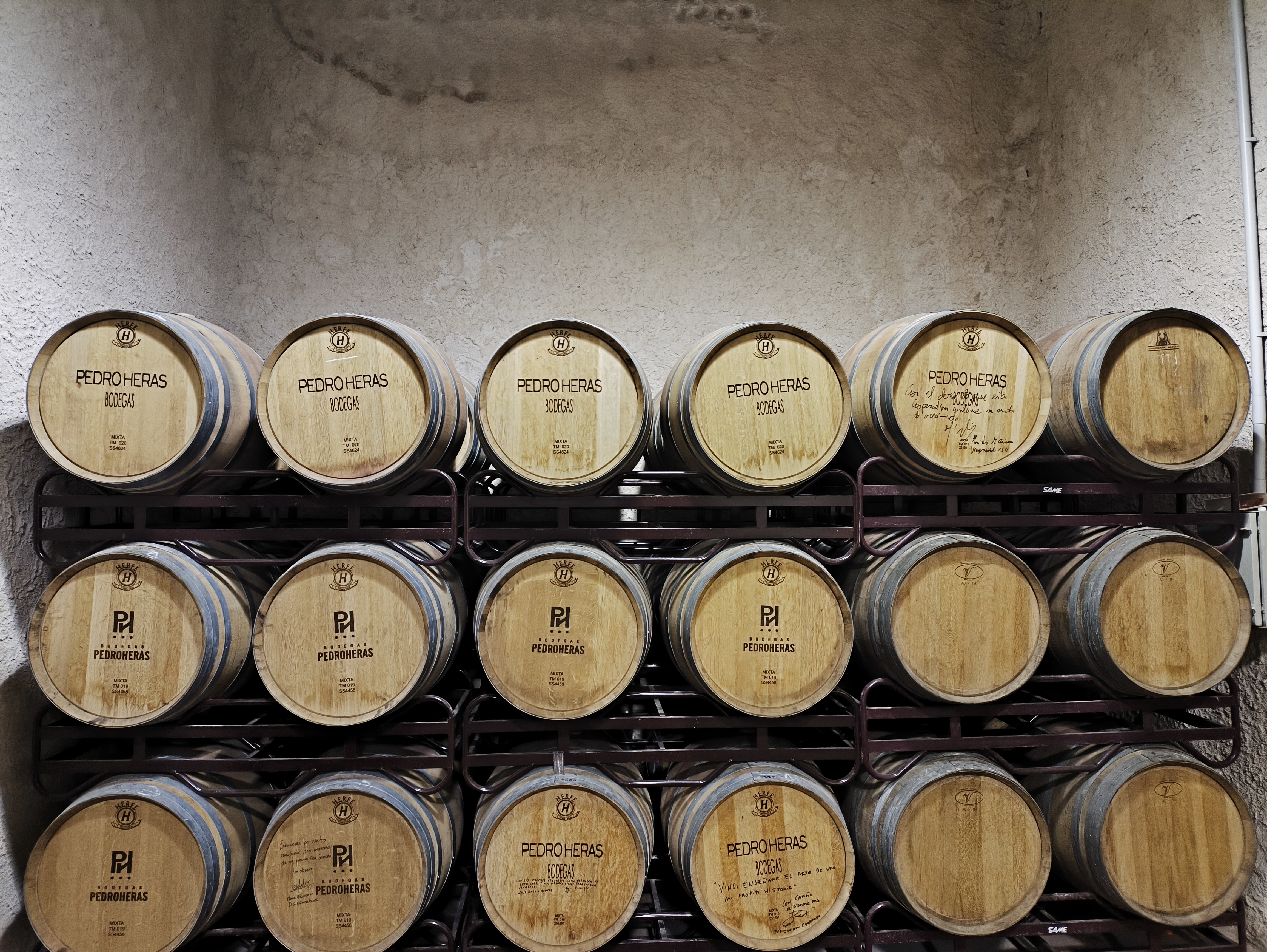 Sala de barricas de Bodegas Pedroheras